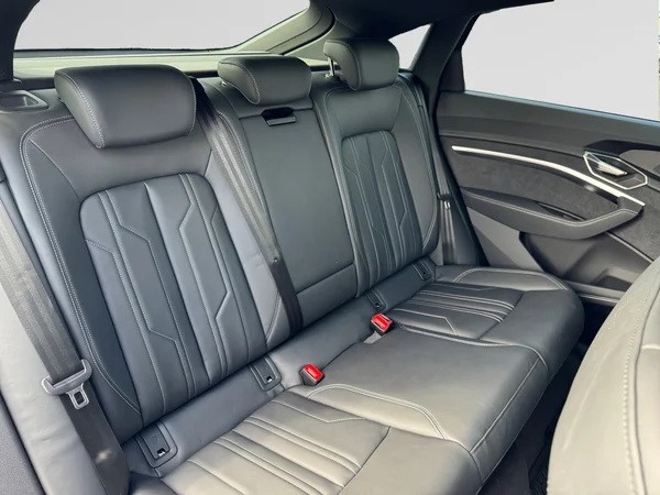 AUDI SQ8 e-tron Sportback (2024) — foto 10 van 21