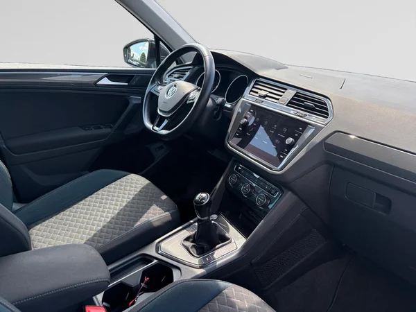 VOLKSWAGEN Tiguan (2019) — foto 3 van 24