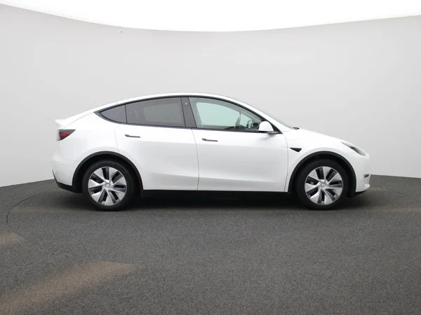 Tesla Model Y (2022) — foto 39 van 42