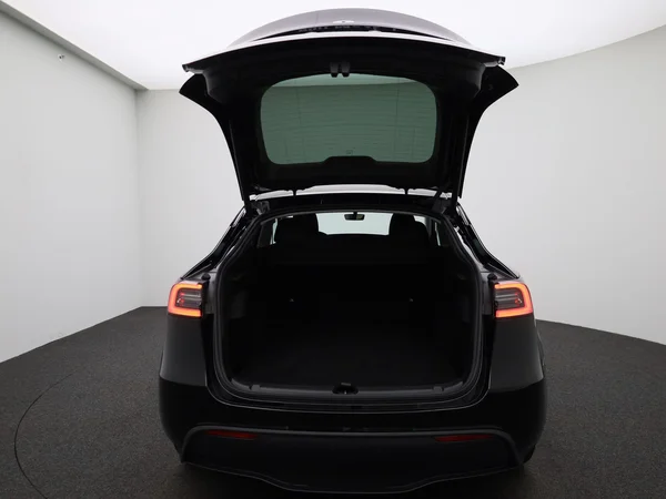 Tesla Model Y (2023) — foto 2 van 39