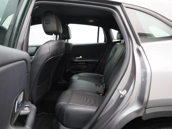 Mercedes-Benz GLA (2022) — foto 2 van 41
