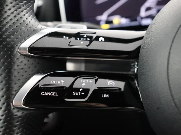 MERCEDES C 300 (2023) — foto 9 van 33