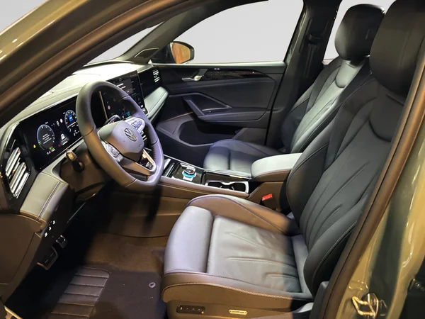 VOLKSWAGEN Tiguan (2025) — foto 13 van 24