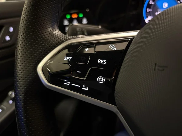 VOLKSWAGEN Golf VIII (2024) — foto 2 van 15