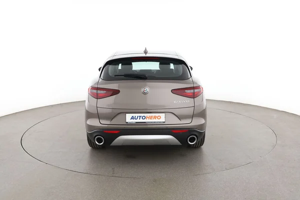 Alfa Romeo Stelvio (2018) — foto 11 van 16