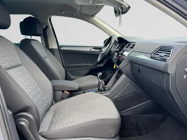VOLKSWAGEN Tiguan (2021) — foto 14 van 18