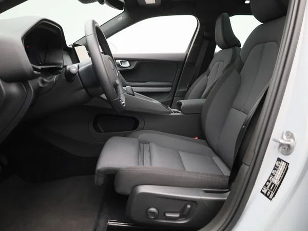 Polestar 2 (2022) — foto 2 van 40