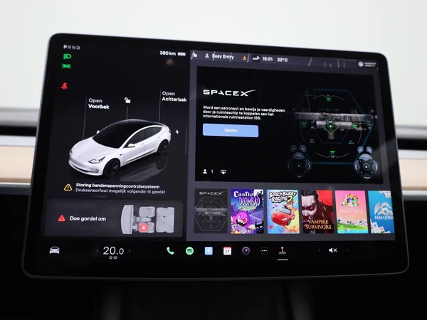 Tesla Model 3 (2023) — foto 20 van 44