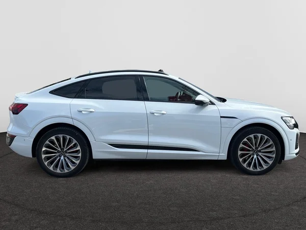 AUDI Q8 Sportback e-tron (2024) — foto 19 van 24