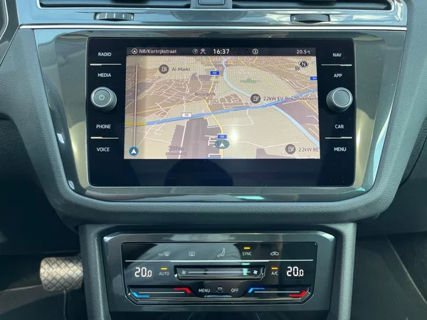 VOLKSWAGEN Tiguan (2022) — foto 2 van 22