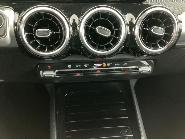MERCEDES-BENZ GLB 180 (2022) — foto 17 van 36