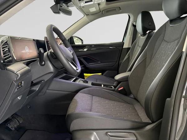VOLKSWAGEN Tiguan (2026) — foto 14 van 24