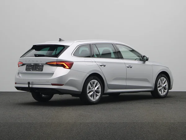 SKODA Octavia Combi PHEV (2024) — foto 12 van 21
