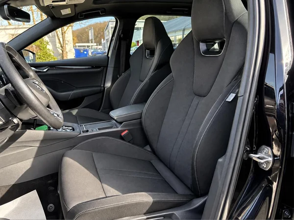 SKODA Octavia Combi PHEV (2024) — foto 19 van 23