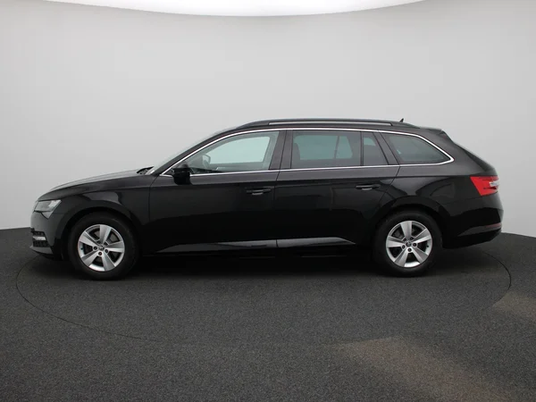 Škoda Superb (2022) — foto 39 van 43