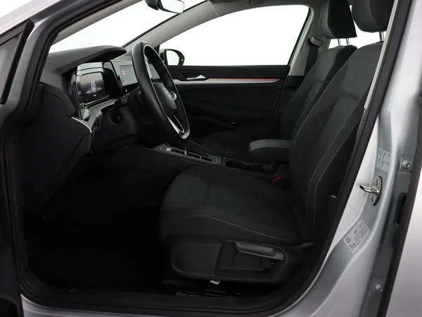 VOLKSWAGEN Golf (2024) — foto 2 van 28