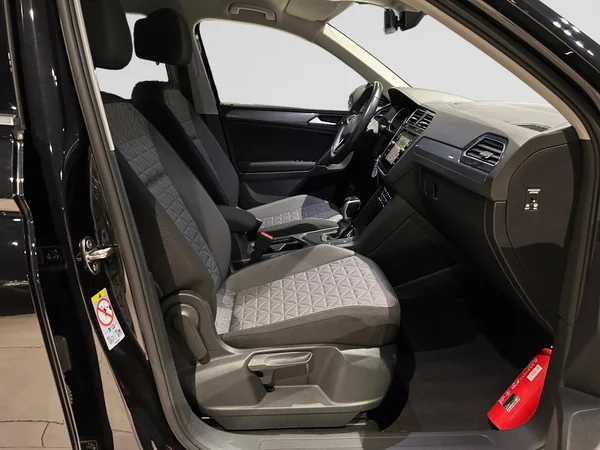 VOLKSWAGEN Tiguan (2022) — foto 10 van 22