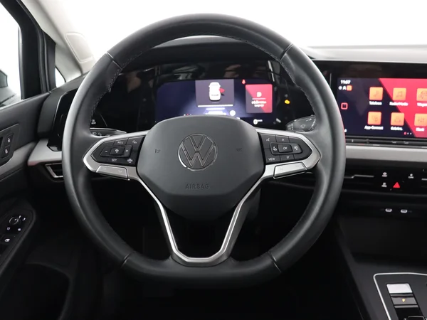 VOLKSWAGEN Golf (2024) — foto 14 van 27