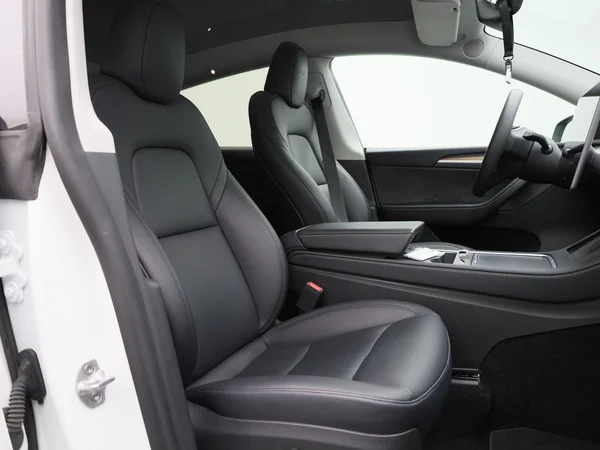 Tesla Model Y (2023) — foto 32 van 43