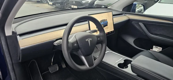 Tesla Model Y (2023) — foto 10 van 52