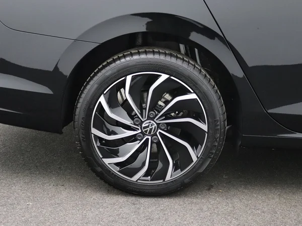 VOLKSWAGEN Golf VIII SW (2024) — foto 11 van 21