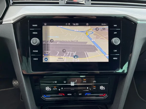 VOLKSWAGEN Passat Variant (2024) — foto 4 van 23