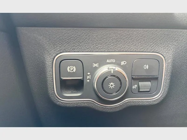 Mercedes-Benz GLB 200 (2022) — foto 10 van 28