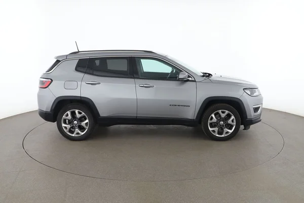 Jeep Compass (2017) — foto 13 van 16