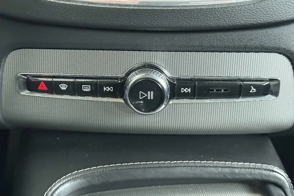 Volvo XC90 PHEV (2019) — foto 17 van 41