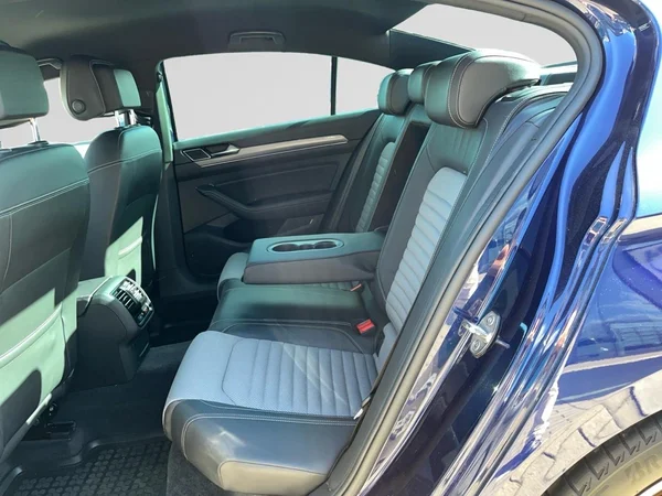 VOLKSWAGEN Passat (2018) — foto 20 van 22
