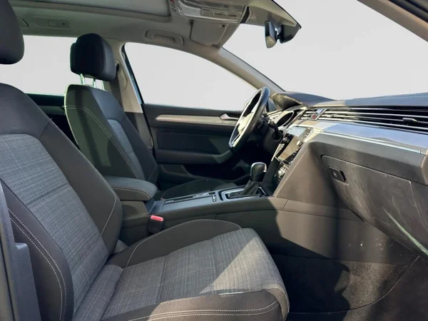 VOLKSWAGEN Passat Variant Dsl (2021) — foto 15 van 21