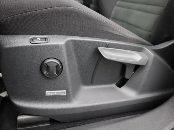 VOLKSWAGEN Touran (2022) — foto 9 van 25