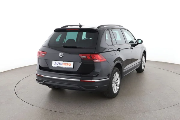 Volkswagen Tiguan (2021) — foto 12 van 16