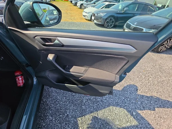 VOLKSWAGEN T-Roc (2023) — foto 9 van 24