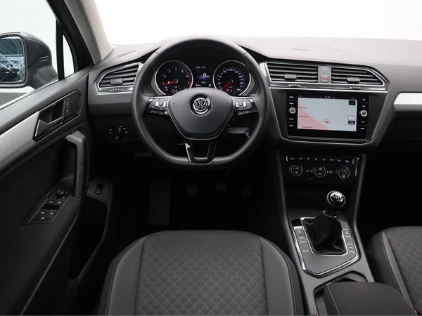 VOLKSWAGEN Tiguan (2018) — foto 4 van 20