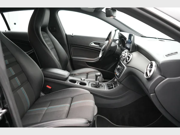 MERCEDES-BENZ CLA 180 (2019) — foto 7 van 22