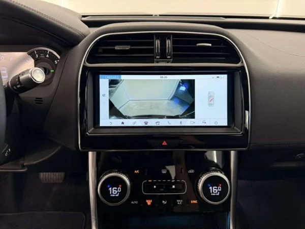 Jaguar XE (2020) — foto 9 van 20