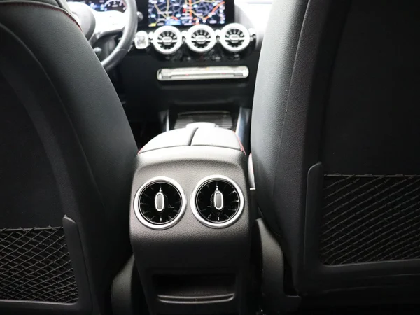 Mercedes-Benz GLA (2022) — foto 17 van 30