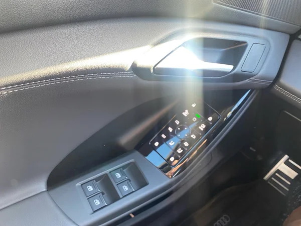AUDI Q6 e-tron (2025) — foto 9 van 24
