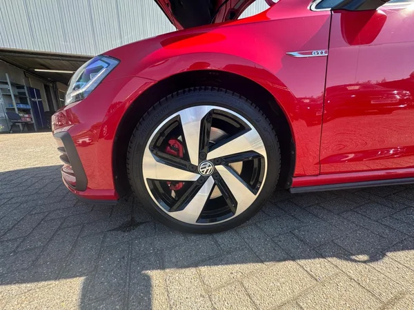 VOLKSWAGEN Golf VII GTI (2019) — foto 16 van 23
