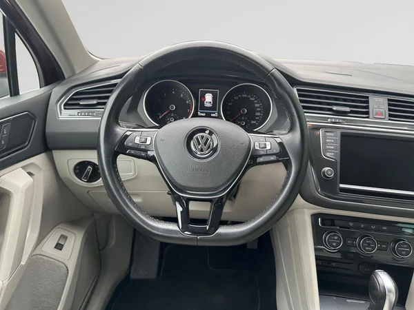 VOLKSWAGEN Tiguan (2016) — foto 7 van 16