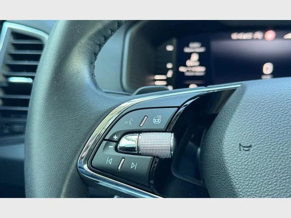 Skoda Karoq (2023) — foto 6 van 30