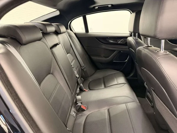 Jaguar XE (2020) — foto 3 van 20