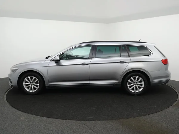 VOLKSWAGEN Passat SW (2020) — foto 20 van 23