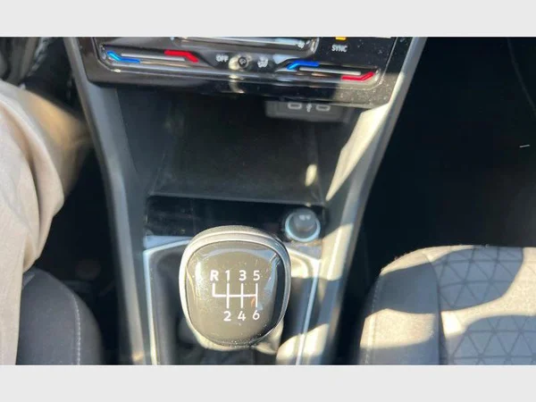 Volkswagen T-Cross (2023) — foto 13 van 23