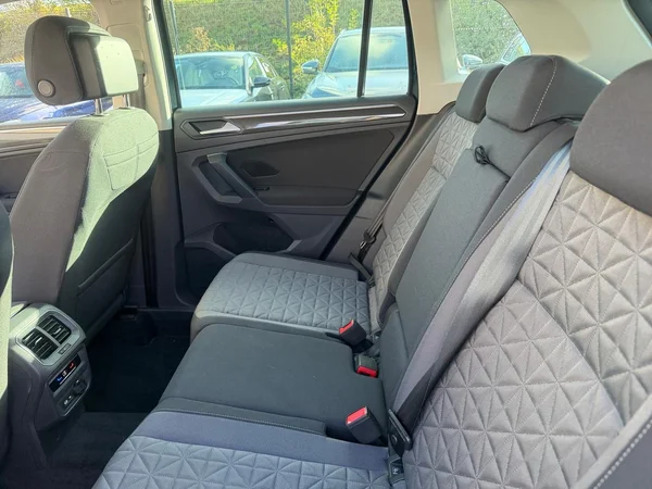 VOLKSWAGEN Tiguan (2022) — foto 10 van 22