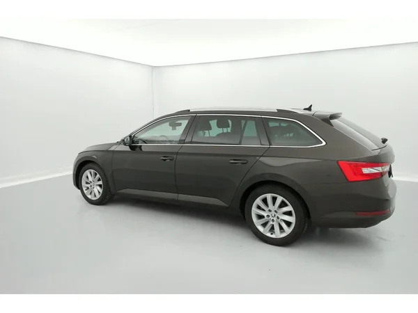 SKODA Superb Combi (2020) — foto 2 van 36