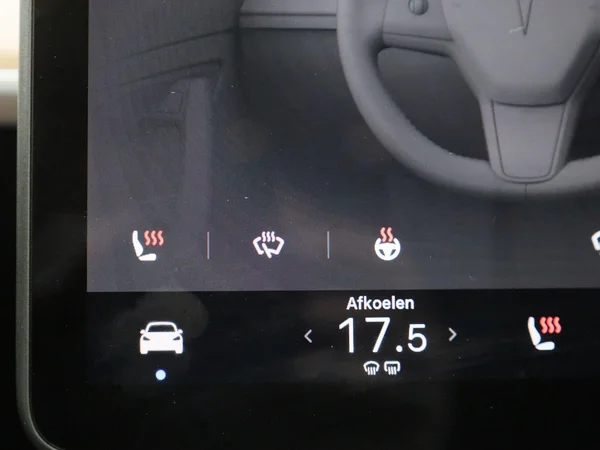 Tesla Model 3 (2023) — foto 13 van 40