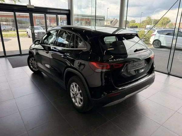 Mercedes-Benz GLA (2023) — foto 18 van 22