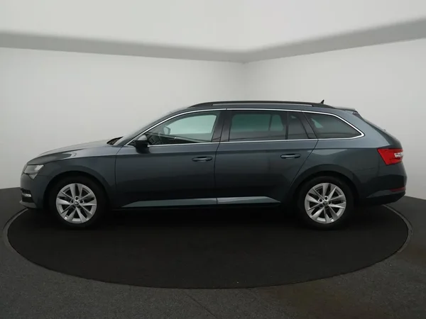 Škoda Superb (2022) — foto 9 van 21